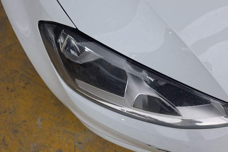 Used Volkswagen Golf 2017 230TSI Automatic Comfort Edition – Celebrating Milestone of One Million Units Right Front Headlight