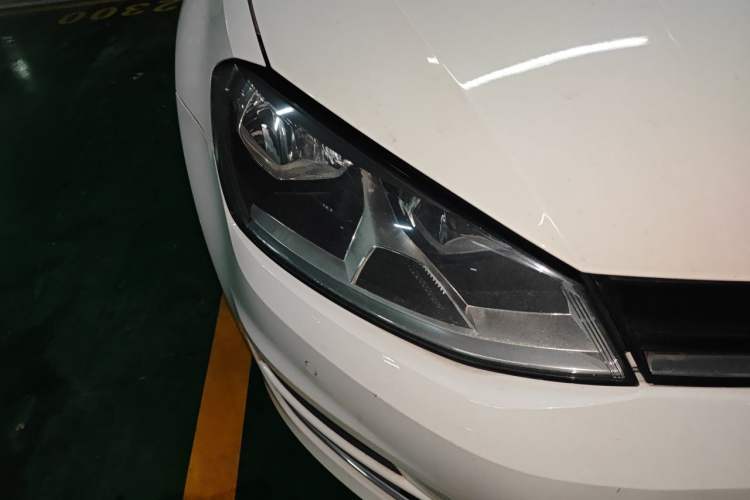 Used Volkswagen Golf 2017 230TSI Automatic Comfort Edition – Celebrating Milestone of One Million Units Right Front Headlight