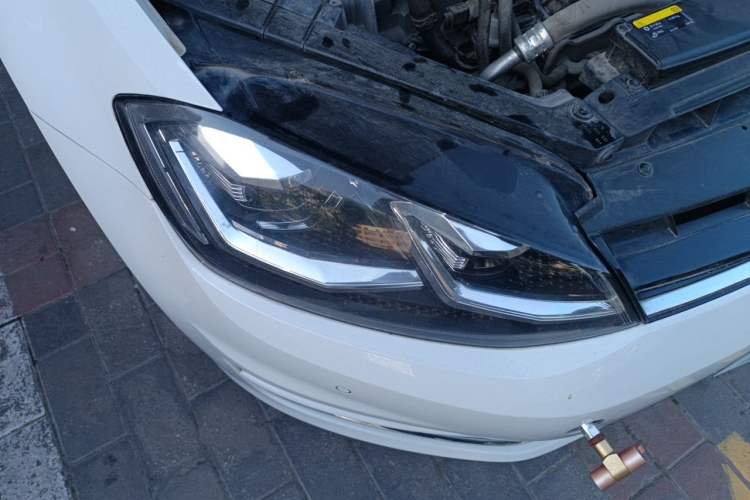 Used Volkswagen Golf 2017 230TSI Automatic Comfort Edition – Celebrating Milestone of One Million Units Right Front Headlight