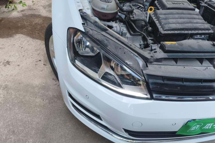 Used Volkswagen Golf 2017 1.6L Automatic Comfort Million-Vehicle Anniversary Edition Right Front Headlight