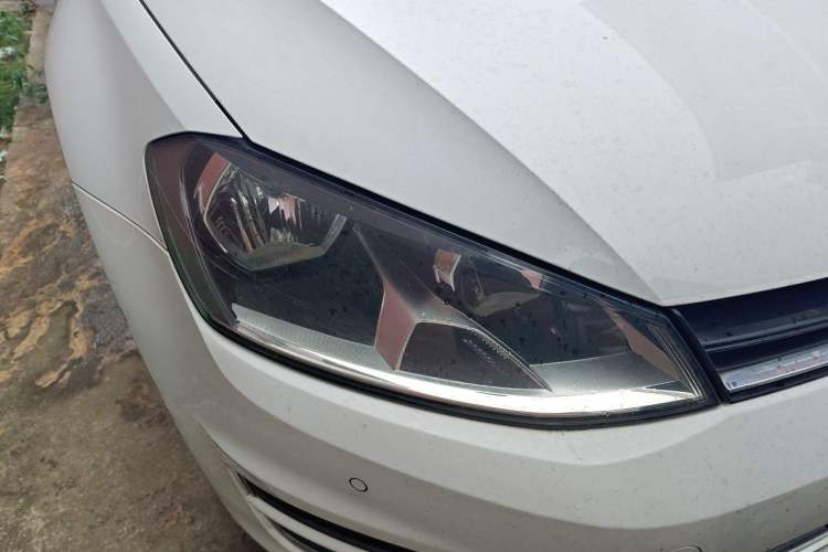 Used Volkswagen Golf 2017 230TSI Automatic Comfort Edition – Celebrating Milestone of One Million Units Right Front Headlight