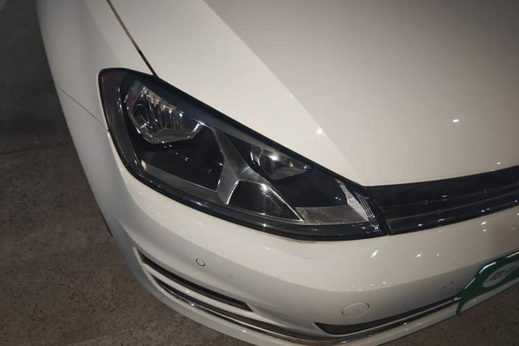 Used Volkswagen Golf 2017 230TSI Automatic Comfort Edition – Celebrating Milestone of One Million Units Right Front Headlight