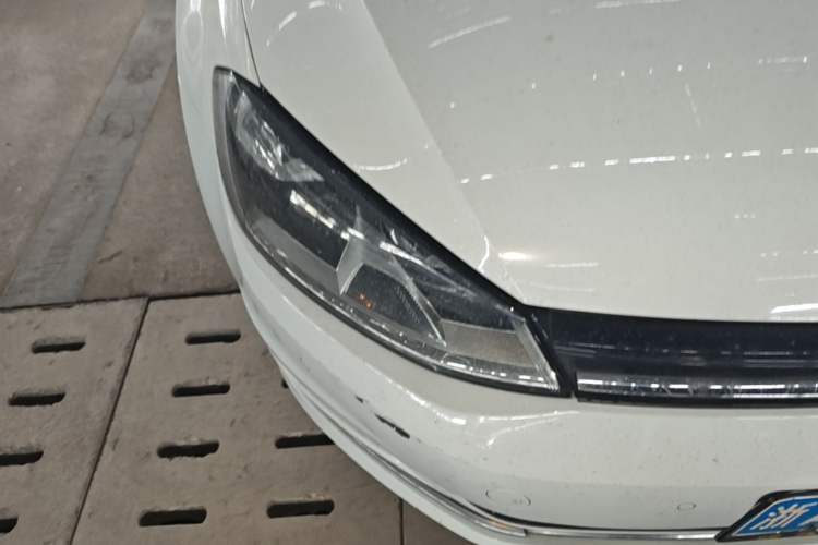 Used Volkswagen Golf 2017 230TSI Automatic Comfort Edition – Celebrating Milestone of One Million Units Right Front Headlight