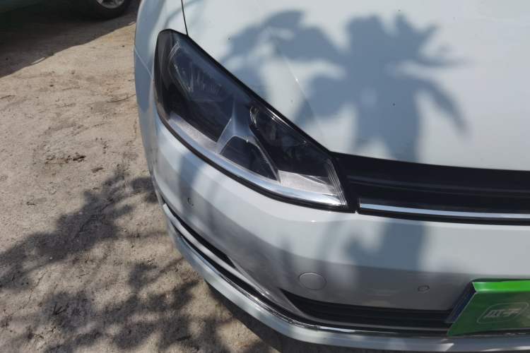 Used Volkswagen Golf 2017 1.6L Automatic Comfort Million-Vehicle Anniversary Edition Right Front Headlight