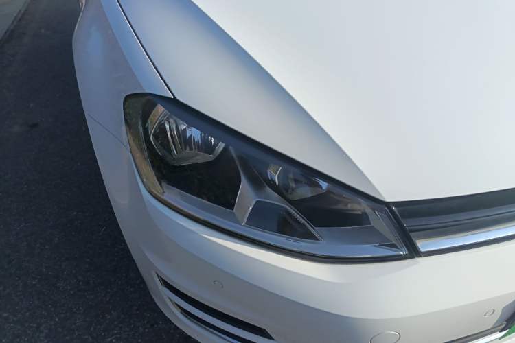 Used Volkswagen Golf 2017 230TSI Automatic Comfort Edition – Celebrating Milestone of One Million Units Right Front Headlight