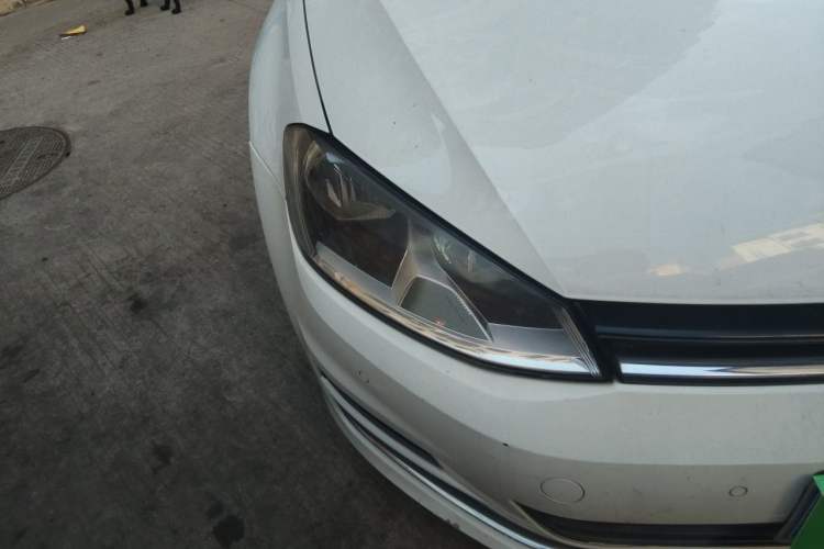 Used Volkswagen Golf 2017 230TSI Automatic Comfort Edition – Celebrating Milestone of One Million Units Right Front Headlight