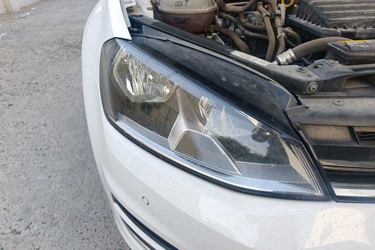 Used Volkswagen Golf 2017 230TSI Automatic Comfort Edition – Celebrating Milestone of One Million Units Right Front Headlight