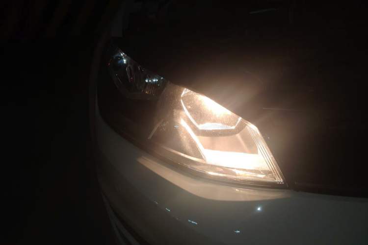 Used Volkswagen Golf 2017 1.6L Automatic Comfort Million-Vehicle Anniversary Edition Right Front Headlight