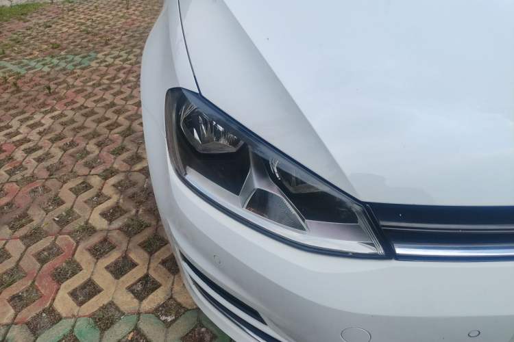 Used Volkswagen Golf 2017 230TSI Automatic Comfort Edition – Celebrating Milestone of One Million Units Right Front Headlight