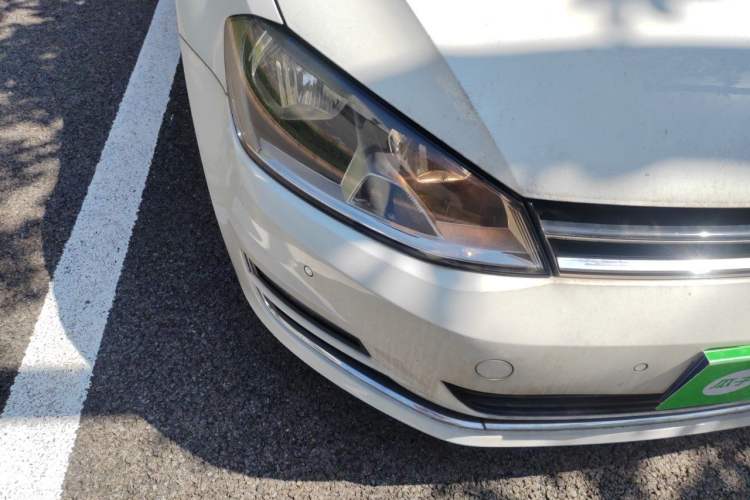 Used Volkswagen Golf 2017 230TSI Automatic Comfort Edition – Celebrating Milestone of One Million Units Right Front Headlight