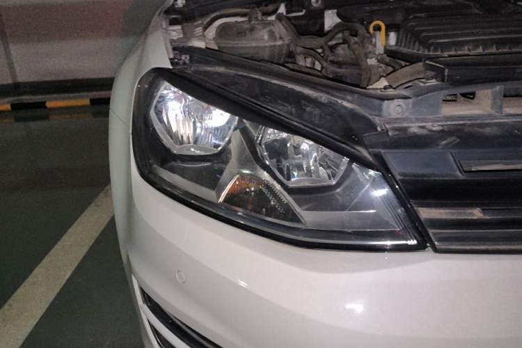 Used Volkswagen Golf 2017 230TSI Automatic Comfort Edition – Celebrating Milestone of One Million Units Right Front Headlight