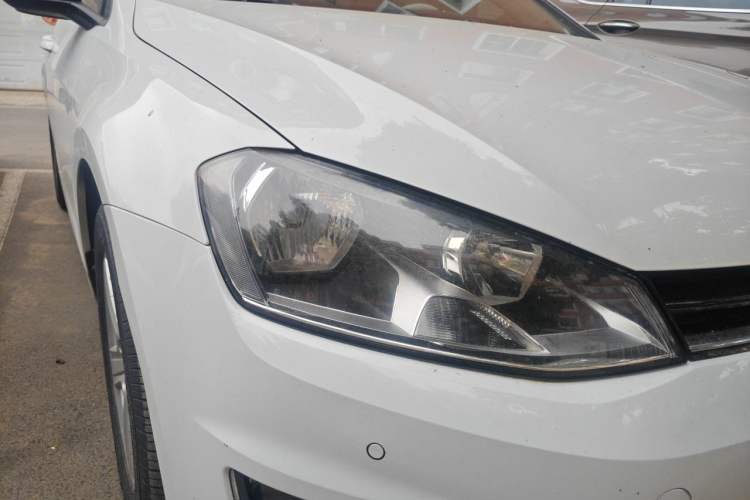 Used Volkswagen Golf 2017 230TSI Automatic Comfort Edition – Celebrating Milestone of One Million Units Right Front Headlight