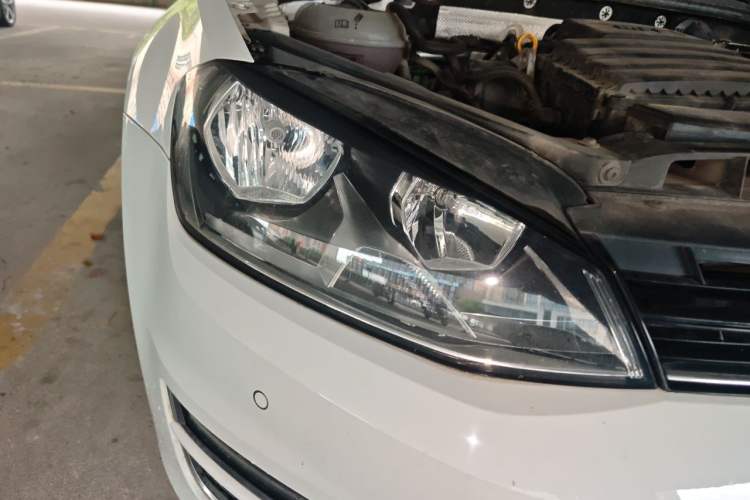 Used Volkswagen Golf 2017 1.6L Automatic Comfort Million-Vehicle Anniversary Edition Right Front Headlight