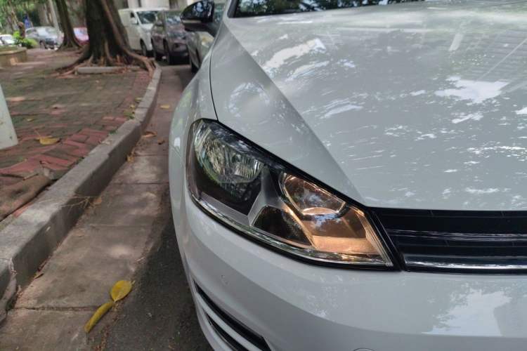 Used Volkswagen Golf 2017 230TSI Automatic Comfort Edition – Celebrating Milestone of One Million Units Right Front Headlight