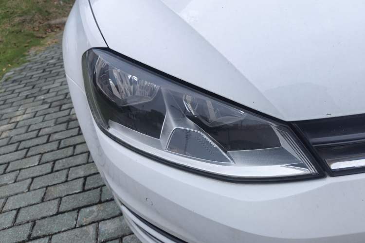 Used Volkswagen Golf 2017 1.6L Automatic Comfort Million-Vehicle Anniversary Edition Right Front Headlight
