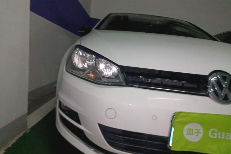 Used Volkswagen Golf 2017 230TSI Automatic Comfort Edition – Celebrating Milestone of One Million Units Right Front Headlight