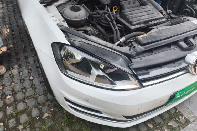 Used Volkswagen Golf 2017 230TSI Automatic Comfort Edition – Celebrating Milestone of One Million Units Right Front Headlight