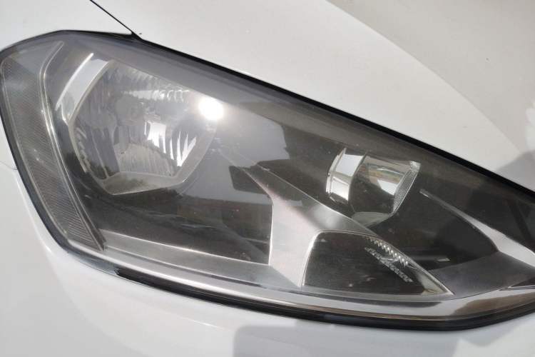 Used Volkswagen Golf 2017 230TSI Automatic Comfort Edition – Celebrating Milestone of One Million Units Right Front Headlight