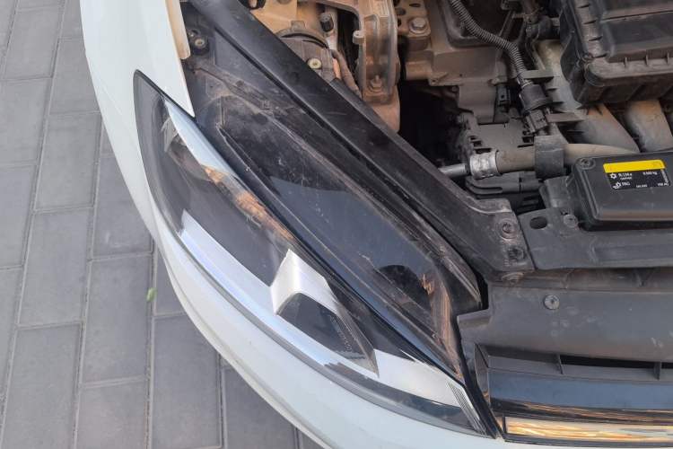 Used Volkswagen Golf 2017 1.6L Automatic Comfort Million-Vehicle Anniversary Edition Right Front Headlight