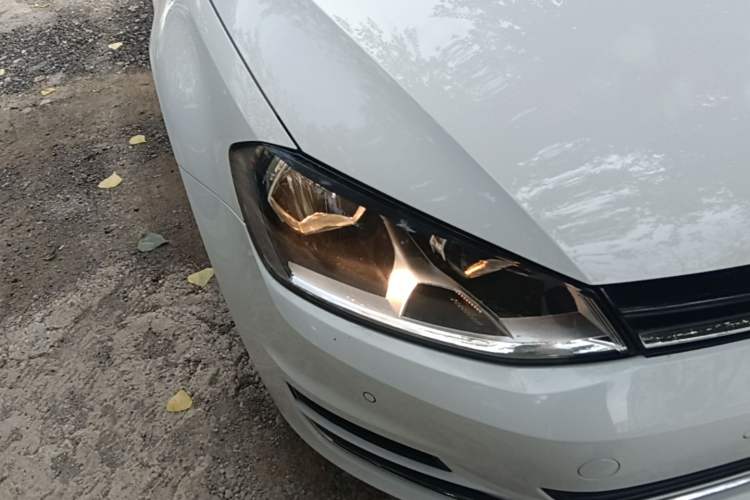 Used Volkswagen Golf 2017 230TSI Automatic Comfort Edition – Celebrating Milestone of One Million Units Right Front Headlight