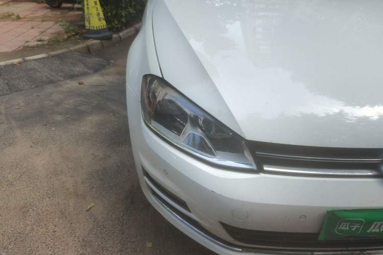 Used Volkswagen Golf 2017 230TSI Automatic Comfort Edition – Celebrating Milestone of One Million Units Right Front Headlight
