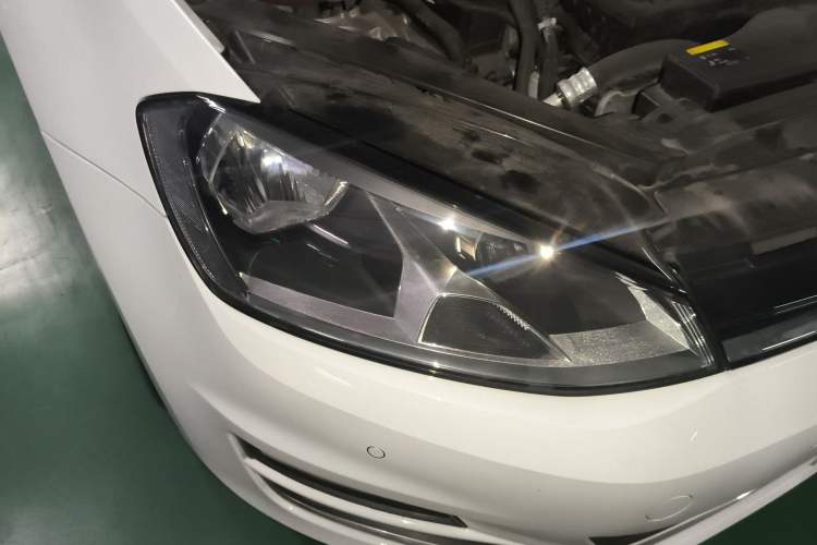Used Volkswagen Golf 2017 230TSI Automatic Comfort Edition – Celebrating Milestone of One Million Units Right Front Headlight