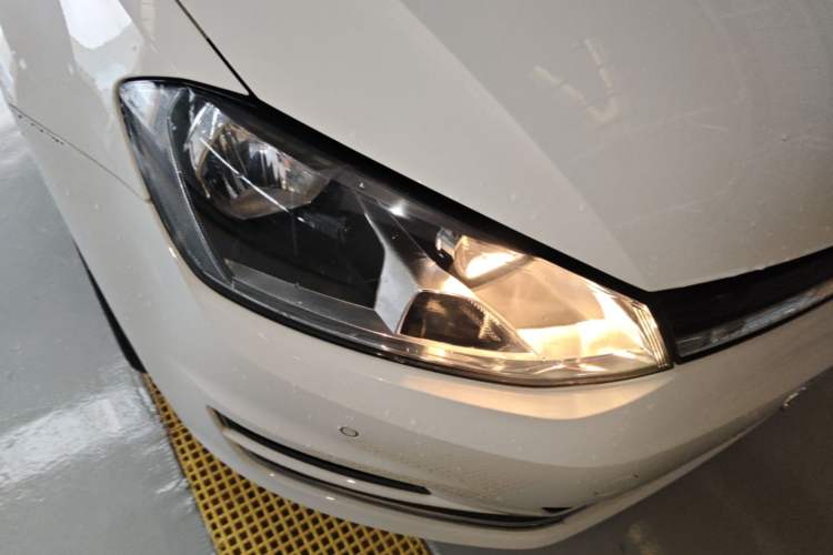 Used Volkswagen Golf 2017 1.6L Automatic Comfort Million-Vehicle Anniversary Edition Right Front Headlight