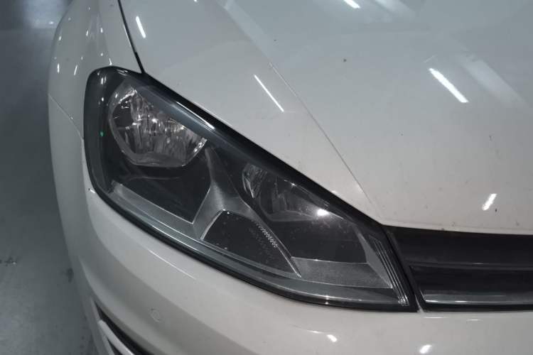 Used Volkswagen Golf 2017 230TSI Automatic Comfort Edition – Celebrating Milestone of One Million Units Right Front Headlight