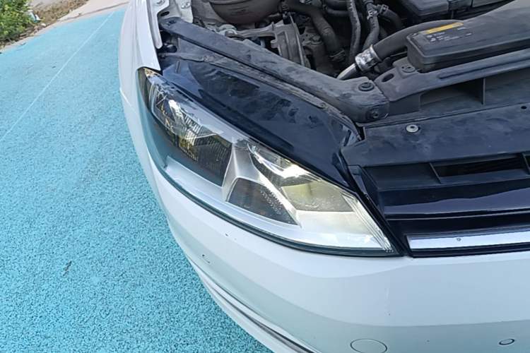 Used Volkswagen Golf 2017 230TSI Automatic Comfort Edition – Celebrating Milestone of One Million Units Right Front Headlight