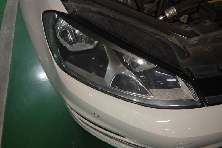 Used Volkswagen Golf 2017 230TSI Automatic Comfort Edition – Celebrating Milestone of One Million Units Right Front Headlight