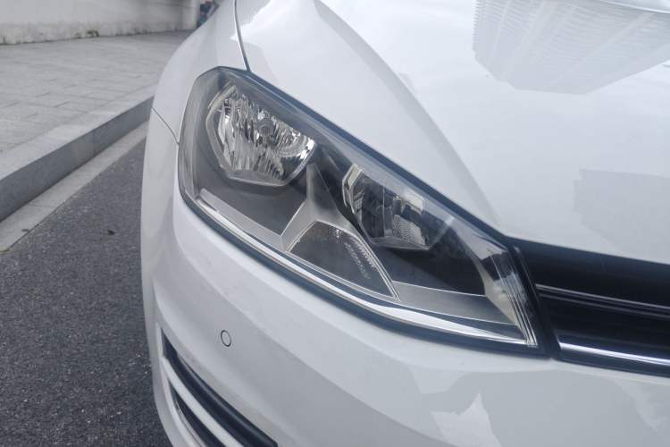 Used Volkswagen Golf 2017 230TSI Automatic Comfort Edition – Celebrating Milestone of One Million Units Right Front Headlight