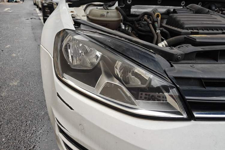 Used Volkswagen Golf 2017 230TSI Automatic Comfort Edition – Celebrating Milestone of One Million Units Right Front Headlight