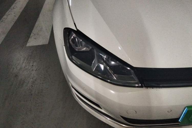 Used Volkswagen Golf 2017 230TSI Automatic Comfort Edition – Celebrating Milestone of One Million Units Right Front Headlight