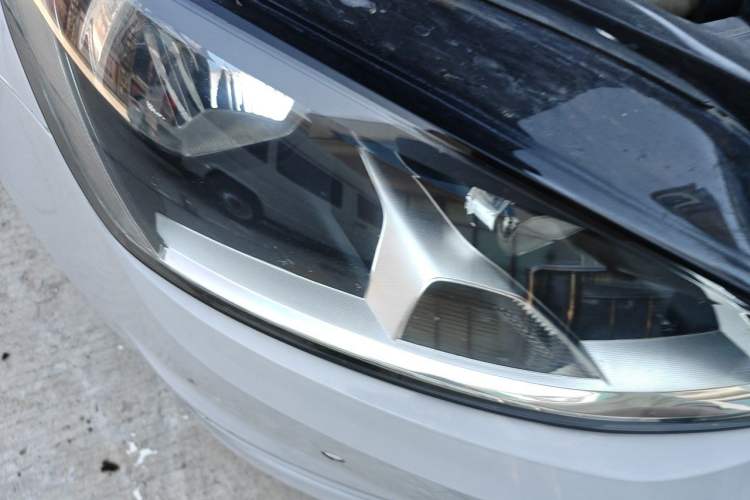 Used Volkswagen Golf 2017 1.6L Automatic Comfort Million-Vehicle Anniversary Edition Right Front Headlight