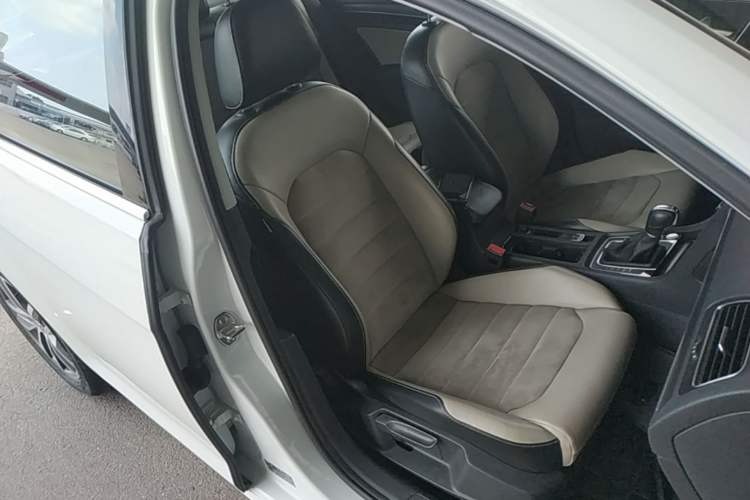 Used Volkswagen Golf 2017 230TSI Automatic Luxury Million-Vehicle Commemorative Edition Right Front Seat