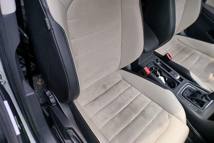 Used Volkswagen Golf 2017 230TSI Automatic Luxury Million-Vehicle Commemorative Edition Right Front Seat