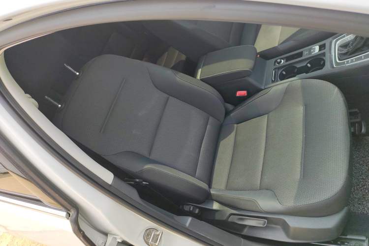 Used Volkswagen Golf 2017 1.6L Automatic Comfort Million-Vehicle Anniversary Edition Right Front Seat