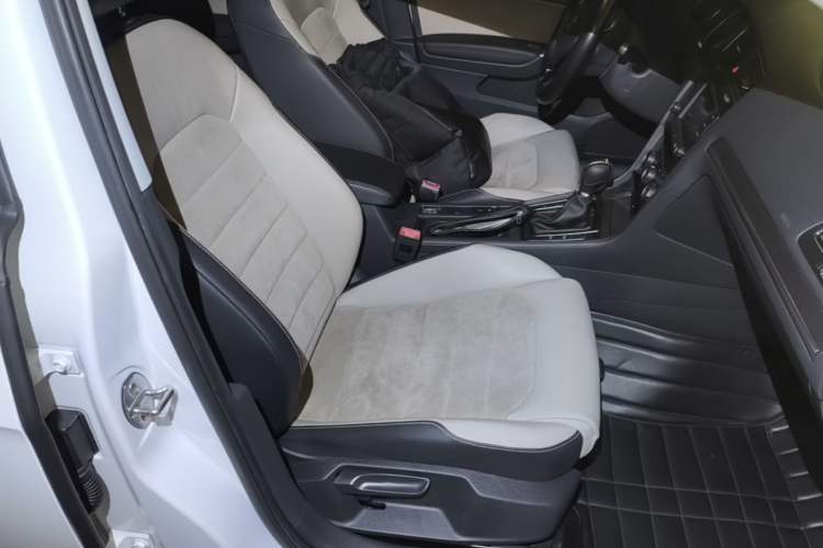 Used Volkswagen Golf 2017 230TSI Automatic Luxury Million-Vehicle Commemorative Edition Right Front Seat