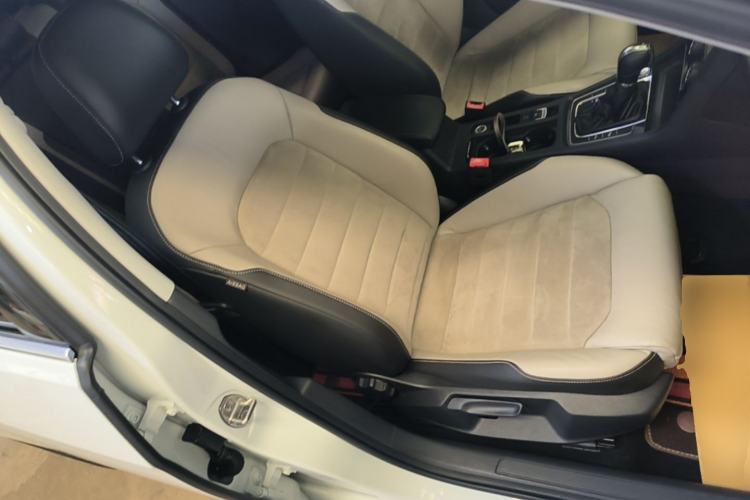 Used Volkswagen Golf 2017 230TSI Automatic Luxury Million-Vehicle Commemorative Edition Right Front Seat