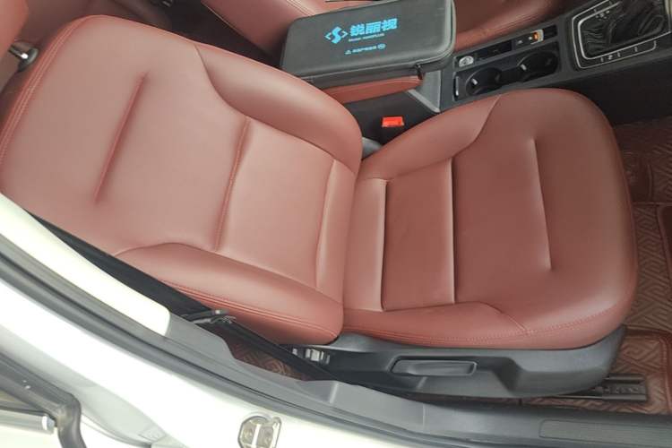 Used Volkswagen Golf 2017 1.6L Automatic Comfort Million-Vehicle Anniversary Edition Right Front Seat