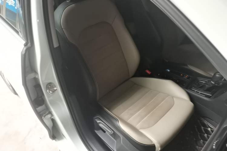 Used Volkswagen Golf 2017 230TSI Automatic Luxury Million-Vehicle Commemorative Edition Right Front Seat