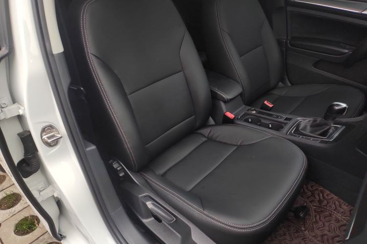Used Volkswagen Golf 2017 1.6L Automatic Comfort Million-Vehicle Anniversary Edition Right Front Seat
