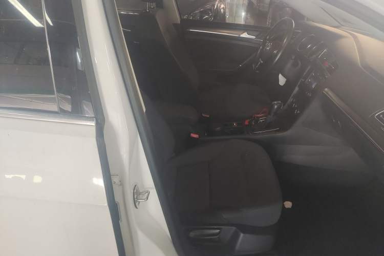 Used Volkswagen Golf 2017 230TSI Automatic Comfort Edition – Celebrating Milestone of One Million Units Right Front Seat