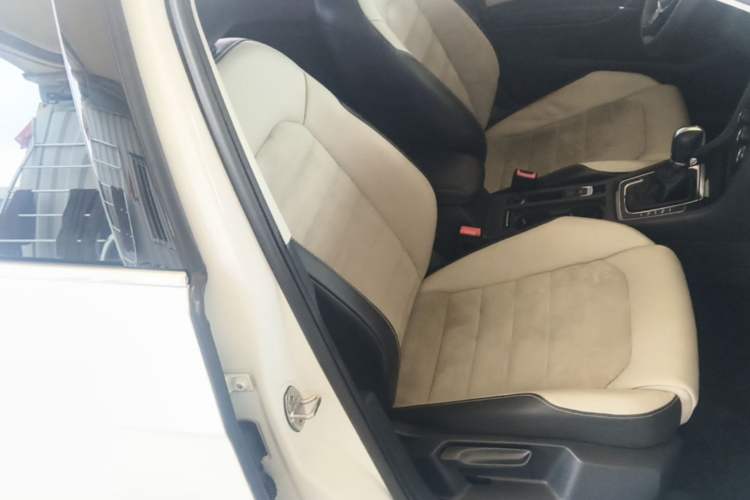 Used Volkswagen Golf 2017 230TSI Automatic Luxury Million-Vehicle Commemorative Edition Right Front Seat