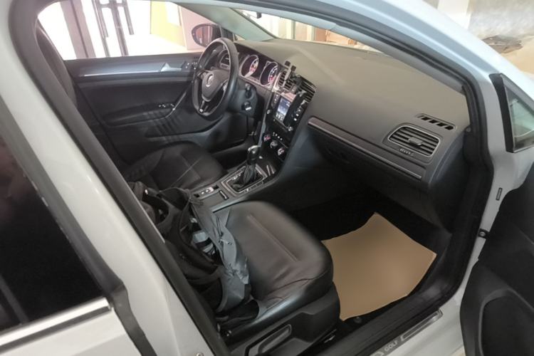 Used Volkswagen Golf 2017 1.6L Automatic Comfort Million-Vehicle Anniversary Edition Right Front Seat