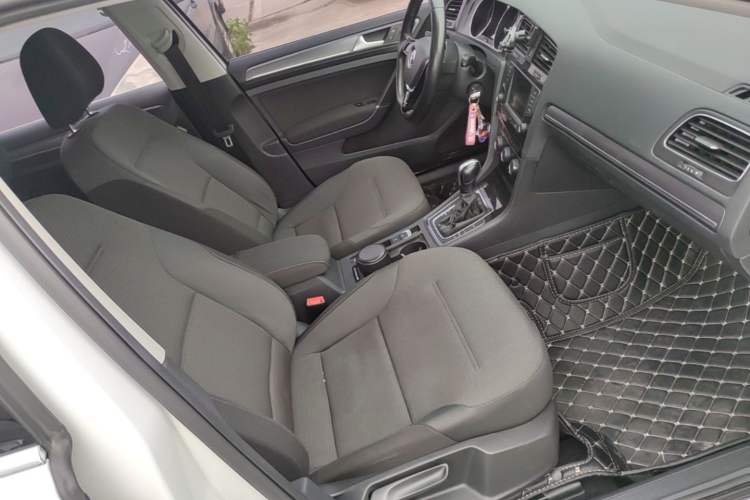 Used Volkswagen Golf 2017 1.6L Automatic Comfort Million-Vehicle Anniversary Edition Right Front Seat