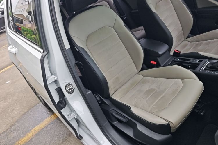 Used Volkswagen Golf 2017 230TSI Automatic Luxury Million-Vehicle Commemorative Edition Right Front Seat