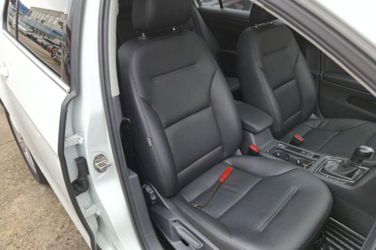 Used Volkswagen Golf 2017 230TSI Automatic Comfort Edition – Celebrating Milestone of One Million Units Right Front Seat
