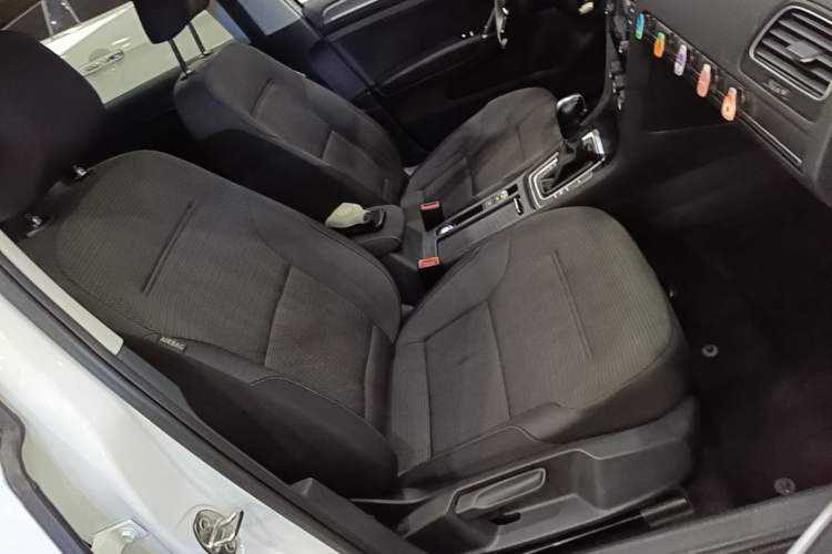 Used Volkswagen Golf 2017 1.6L Automatic Comfort Million-Vehicle Anniversary Edition Right Front Seat