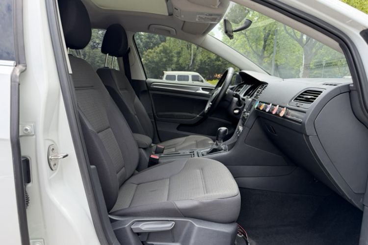 Used Volkswagen Golf 2017 1.6L Automatic Comfort Million-Vehicle Anniversary Edition Right Front Seat